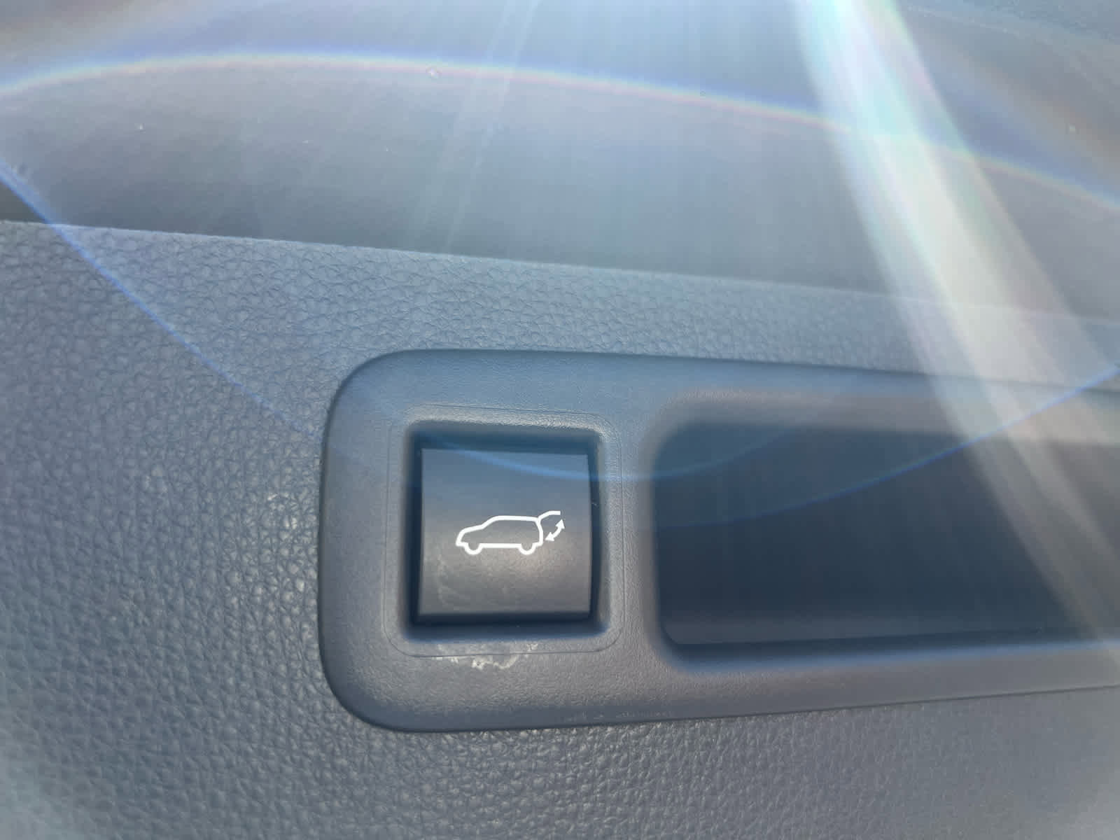 Used 2022 Toyota Highlander XLE AWD/4WD image 11