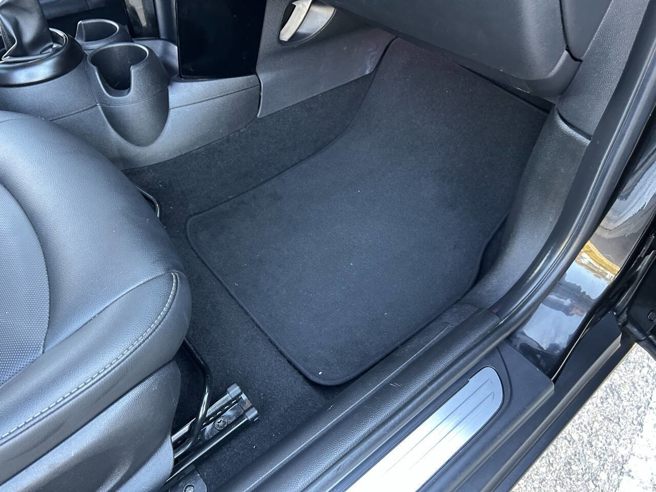 Used 2019 MINI Cooper 2-Door Hardtop image 17