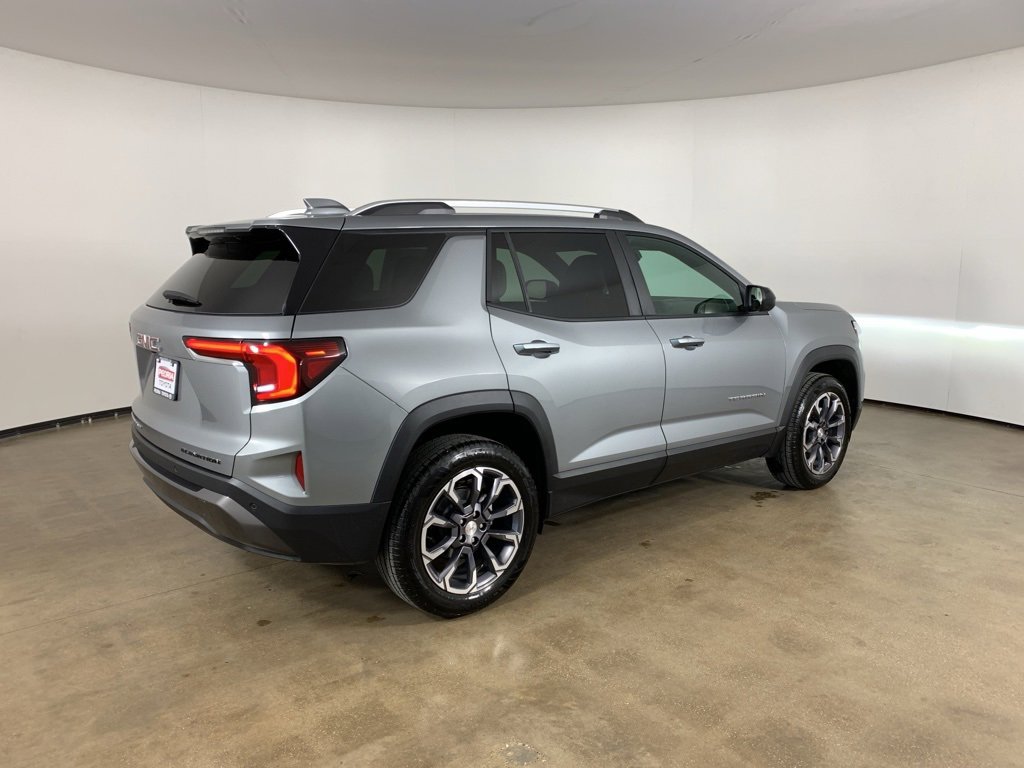 Used 2025 GMC Terrain Elevation w/ Elevation Premium Package image 8