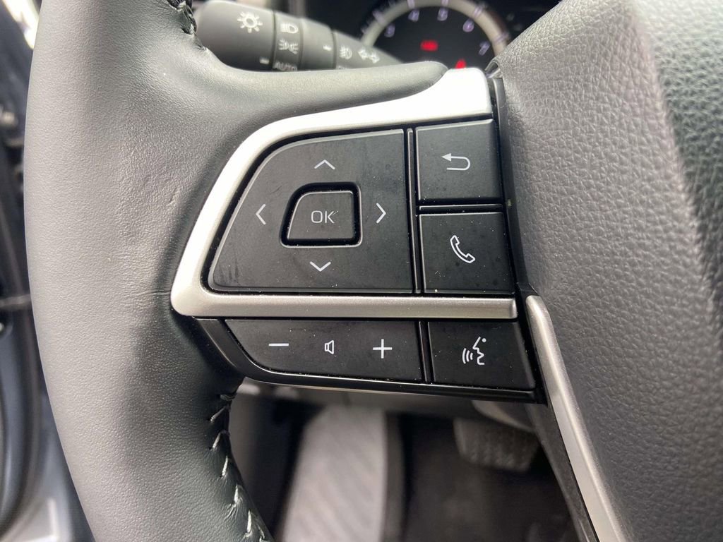 Used 2024 Toyota Highlander LE FWD image 33