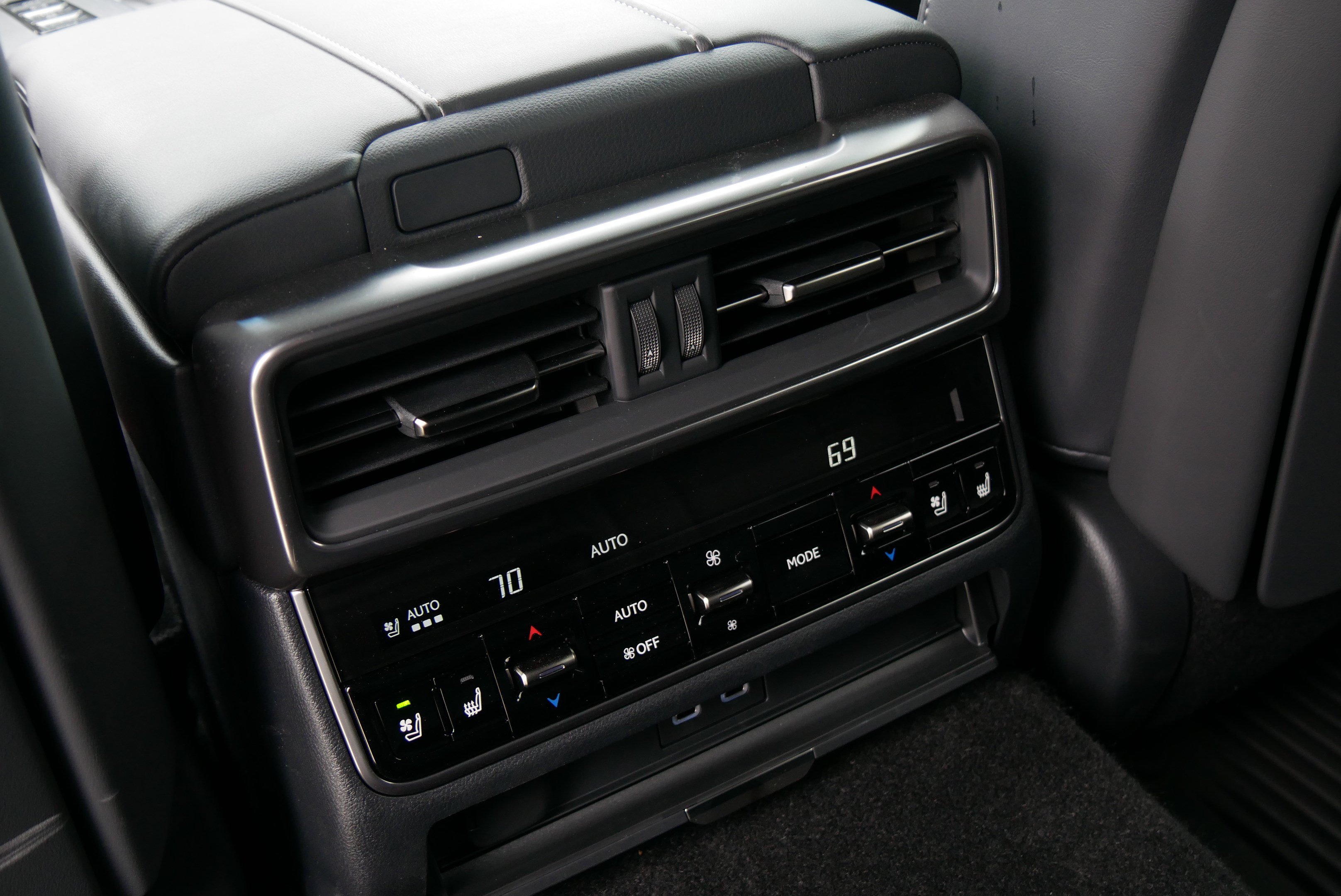 Used 2026 Lexus LX 700h Luxury w/ Appearance Package AWD/4WD image 32