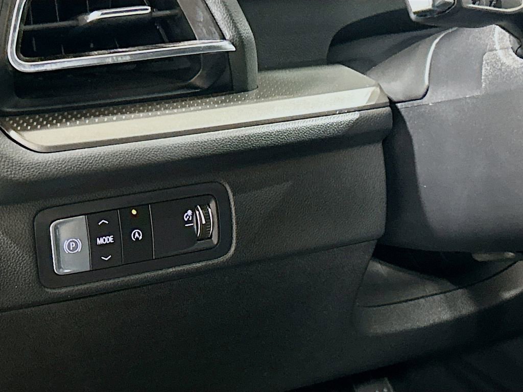 Used 2025 Chevrolet Traverse LT w/ Midnight/Sport Edition image 8