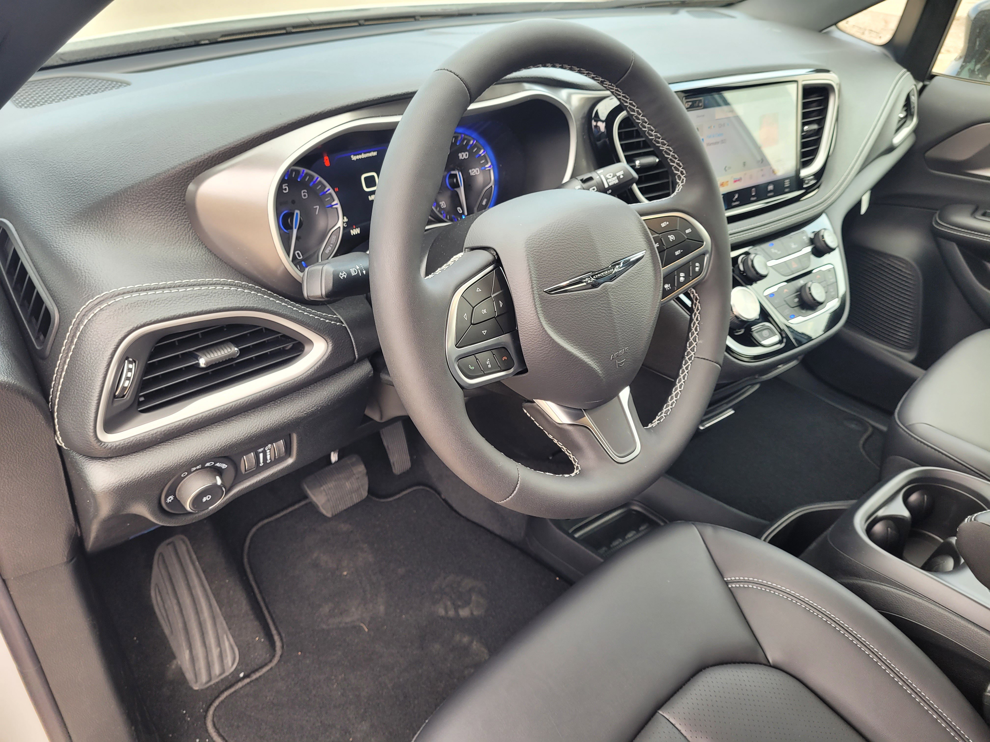 New 2026 Chrysler Pacifica Select image 9