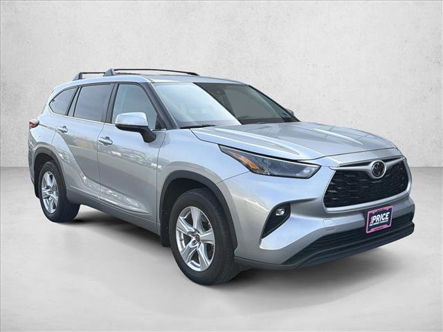Used 2023 Toyota Highlander LE FWD image 3