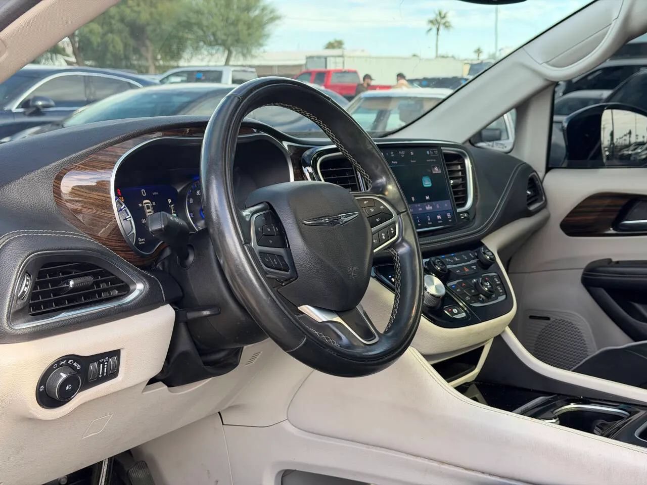 Used 2022 Chrysler Pacifica Limited FWD image 16