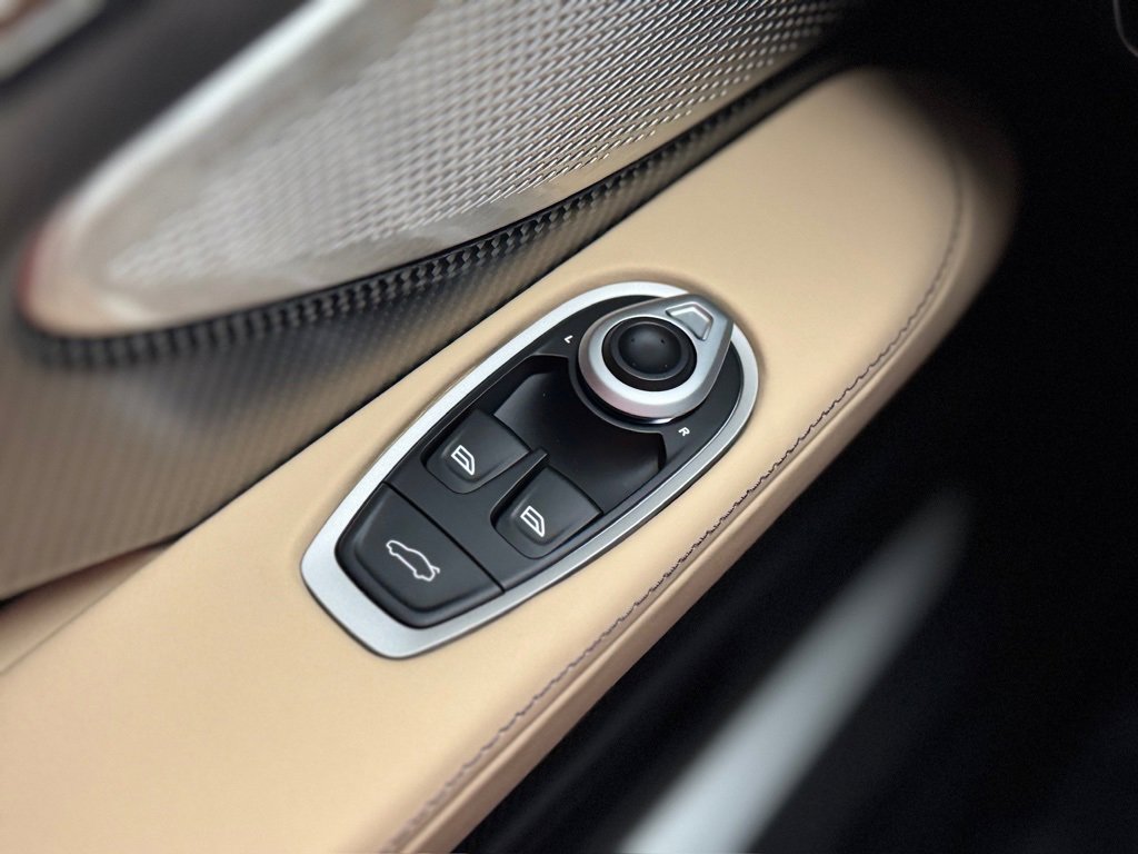 Used 2025 Aston Martin DB12 image 23