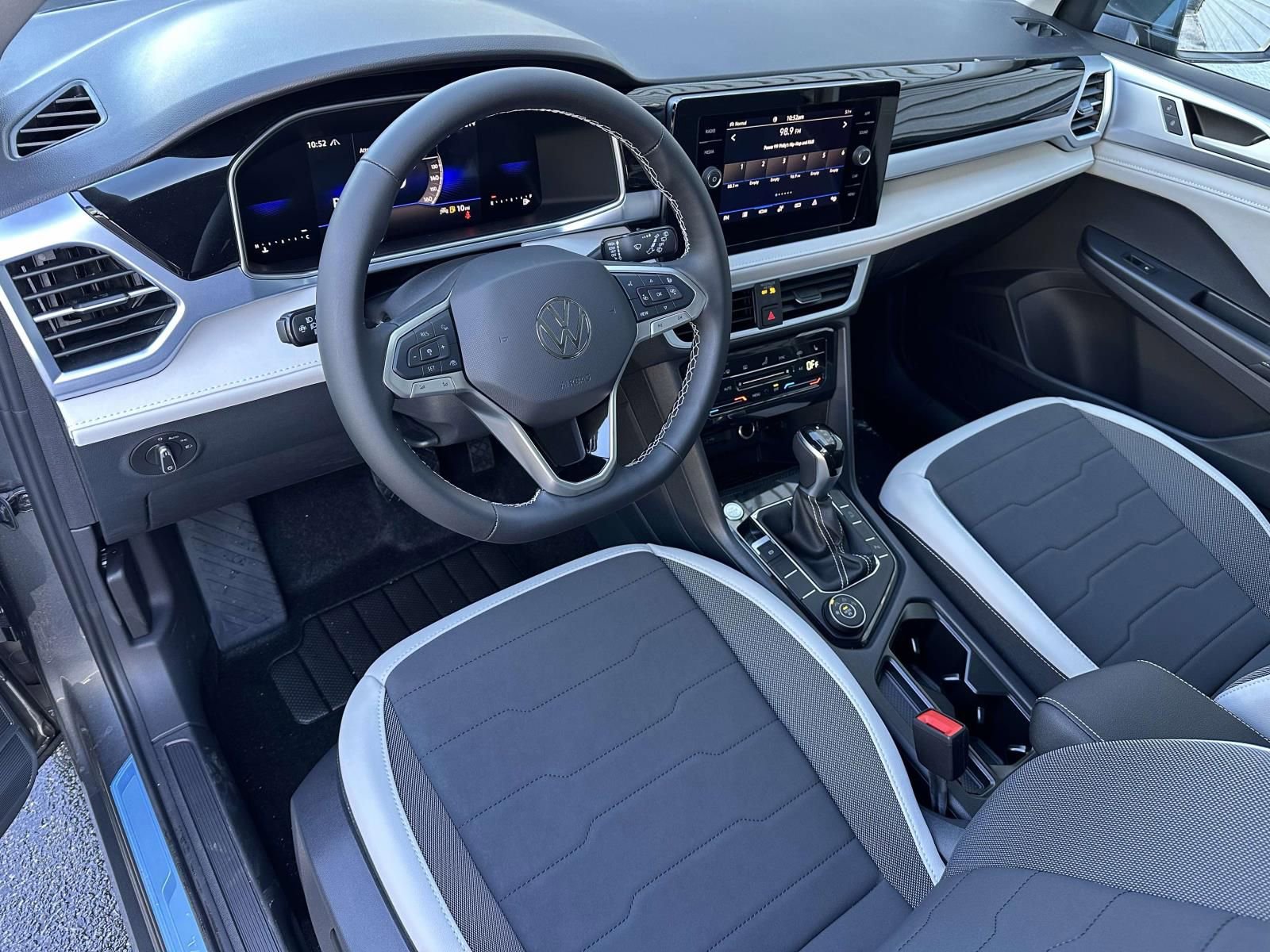 New 2026 Volkswagen Taos SE image 10