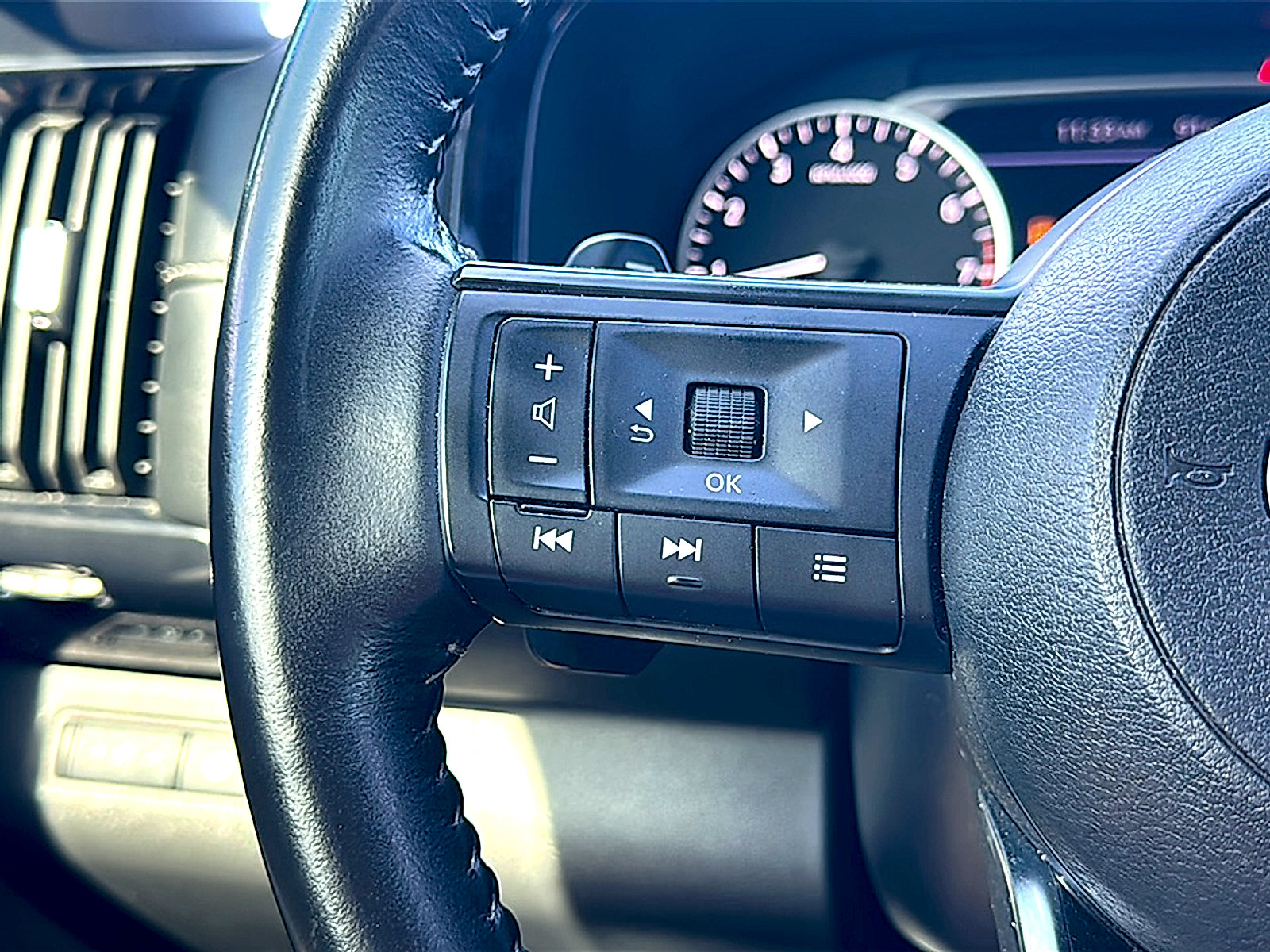 Used 2024 Nissan Pathfinder SV FWD image 31