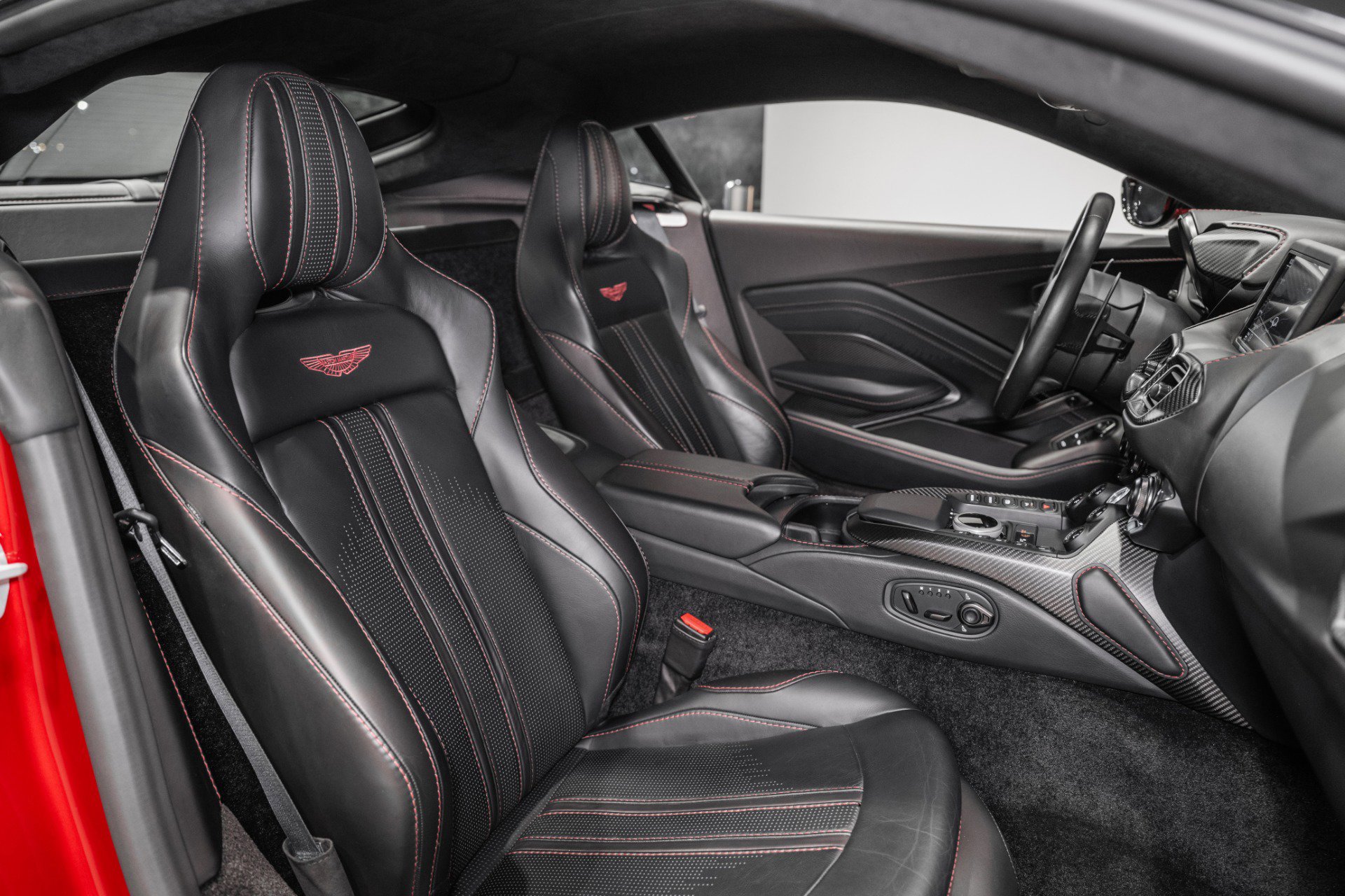 Used 2023 Aston Martin V8 Vantage Coupe image 16