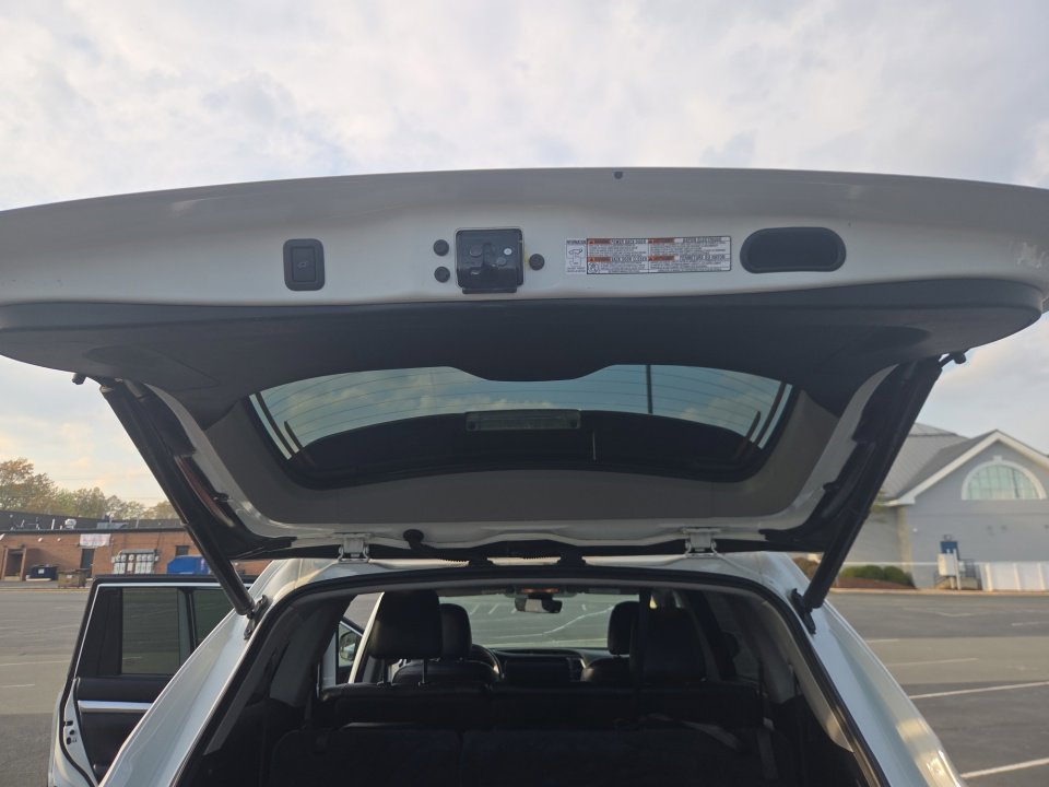 Used 2018 Toyota Highlander XLE FWD image 18