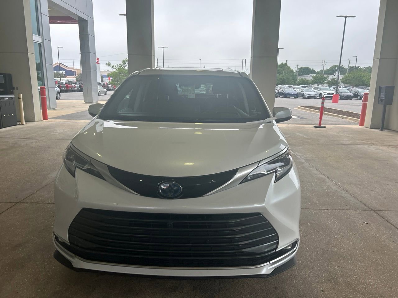 Used 2023 Toyota Sienna Platinum AWD/4WD image 6