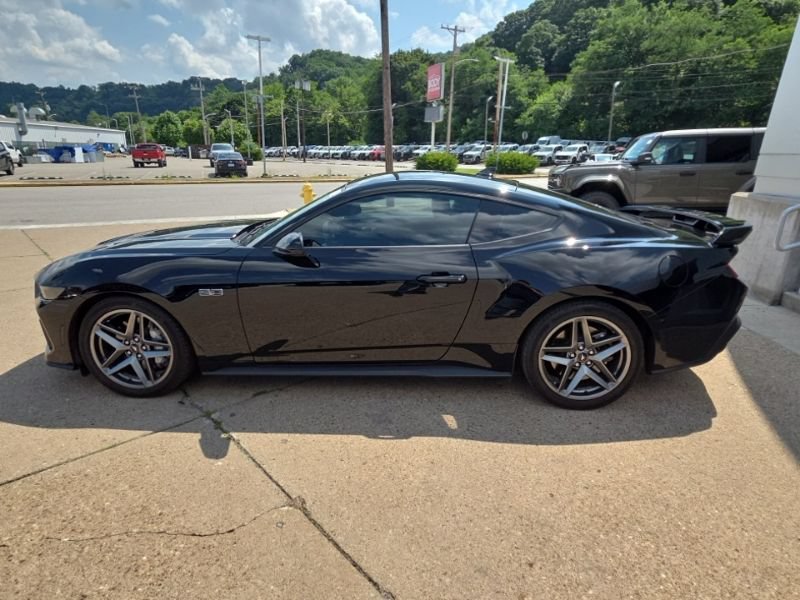 Used 2025 Ford Mustang GT RWD image 4