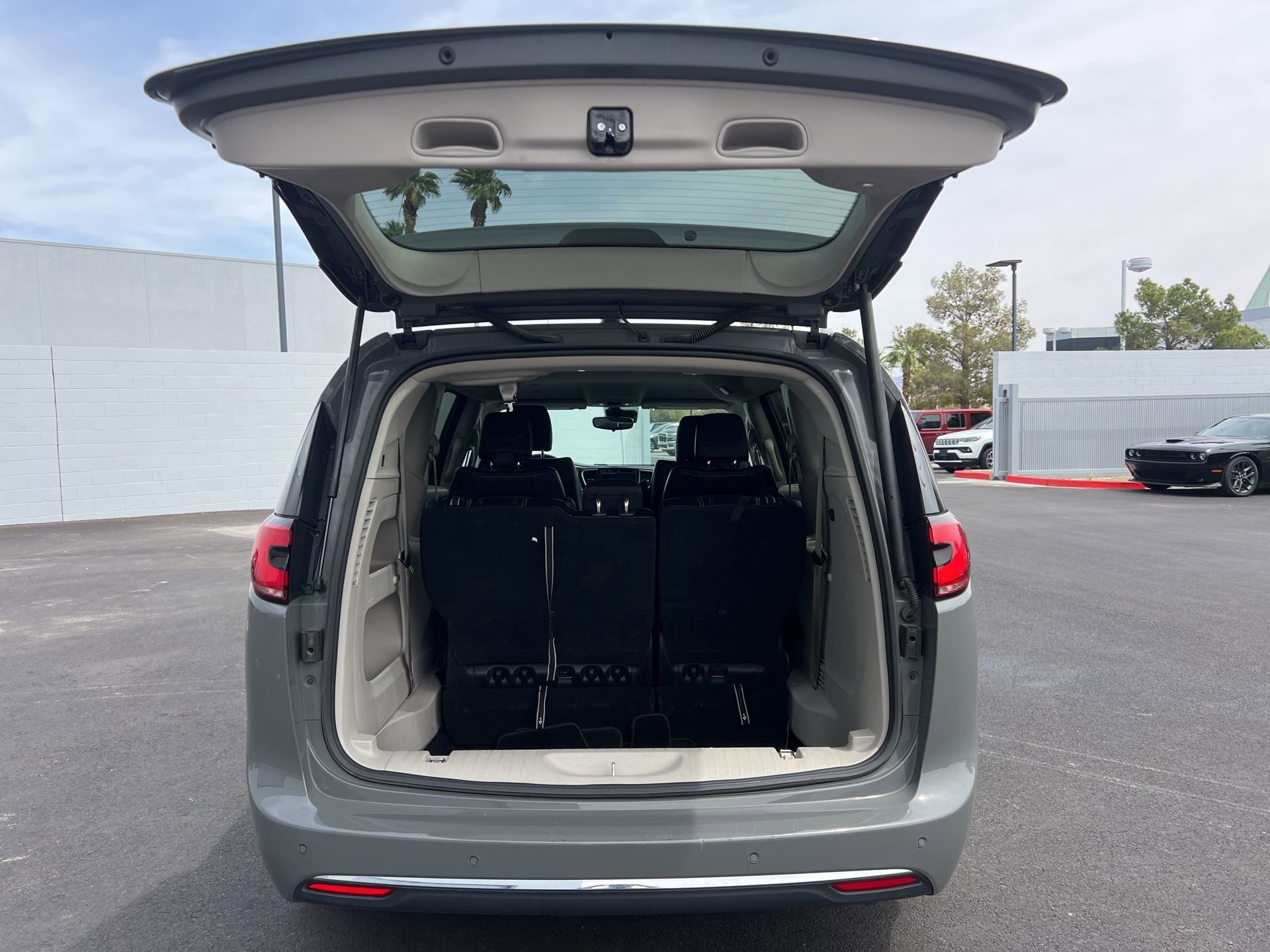 Used 2023 Chrysler Pacifica Touring-L FWD image 14