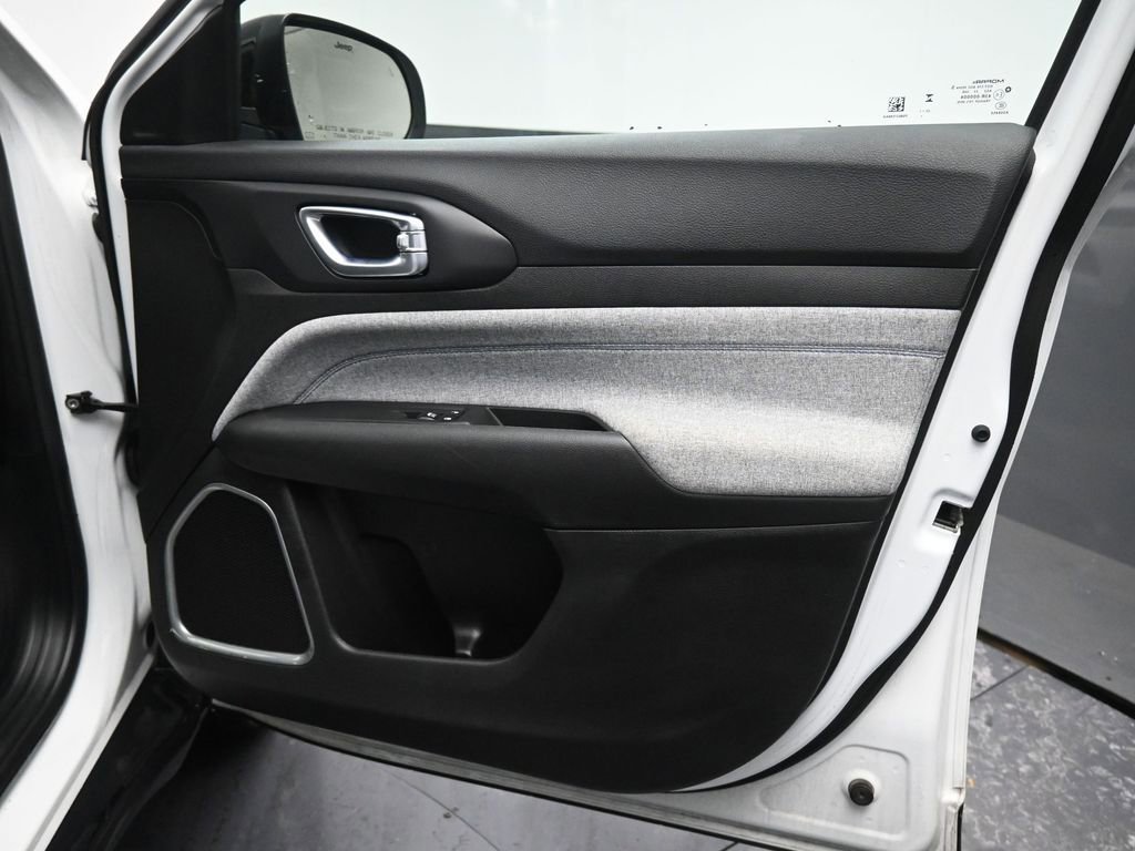 Used 2024 Jeep Compass Latitude image 18