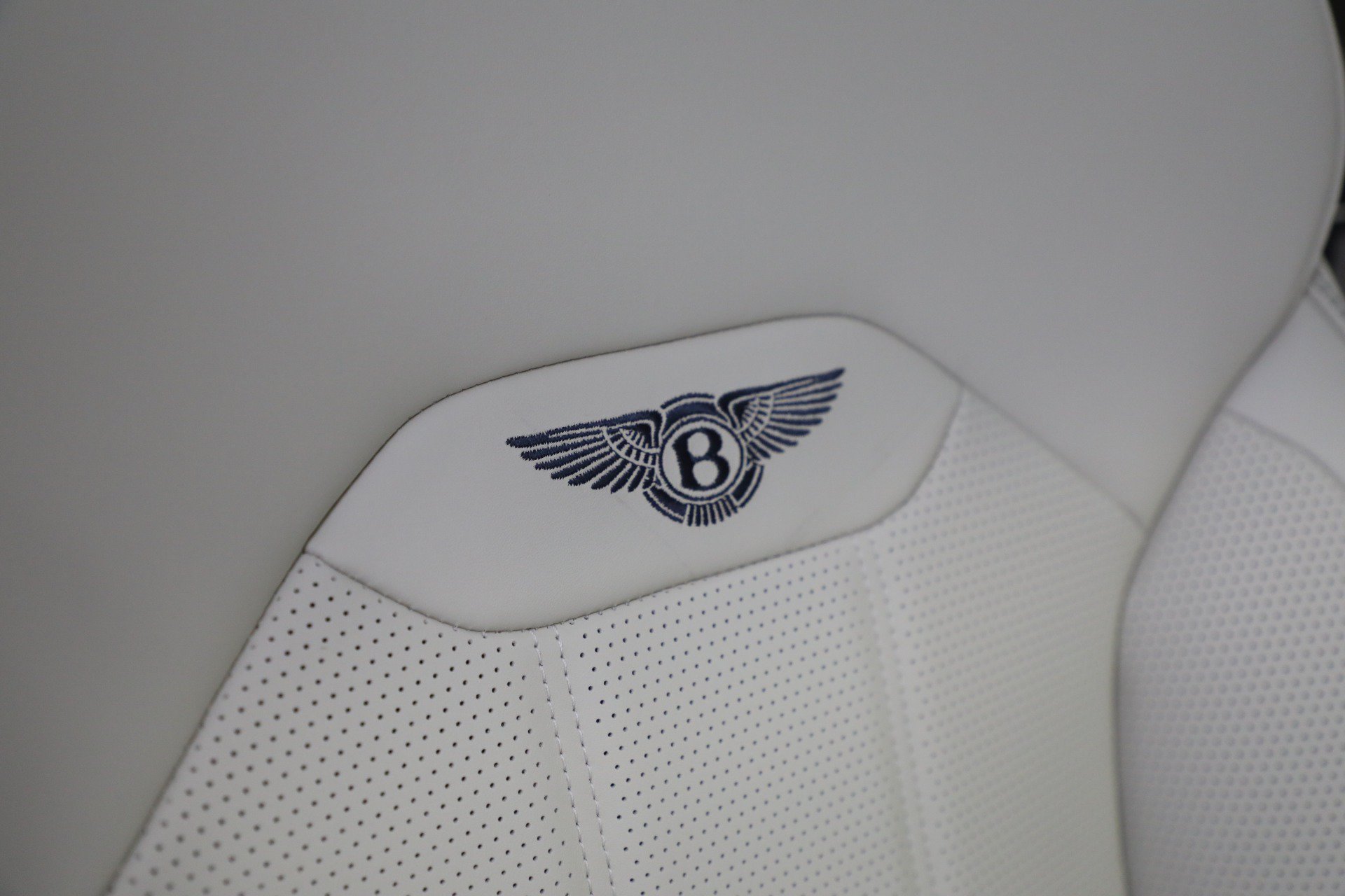 Used 2024 Bentley Bentayga Extended Wheelbase AWD/4WD image 45