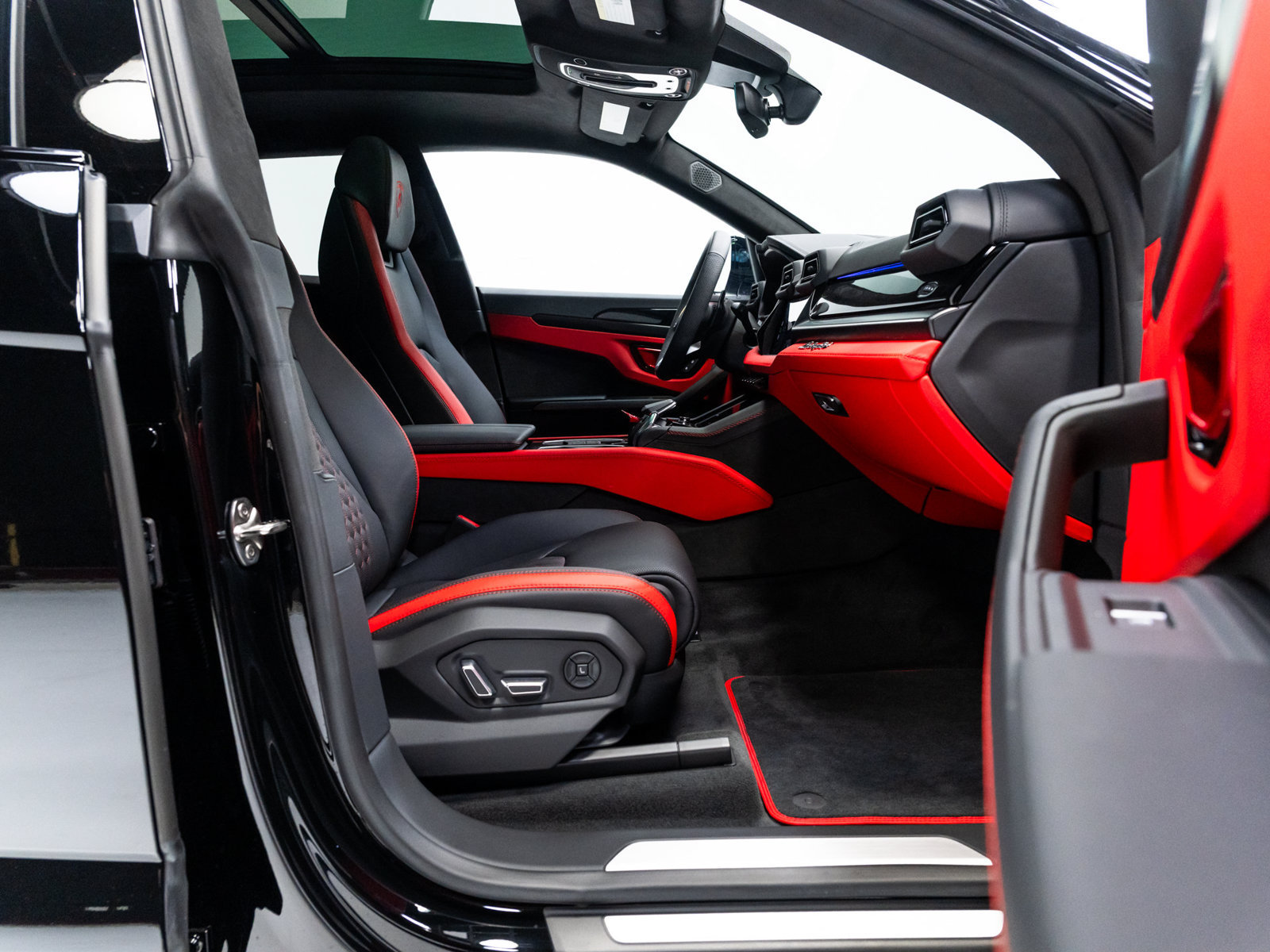 Used 2025 Lamborghini Urus SE AWD/4WD image 59