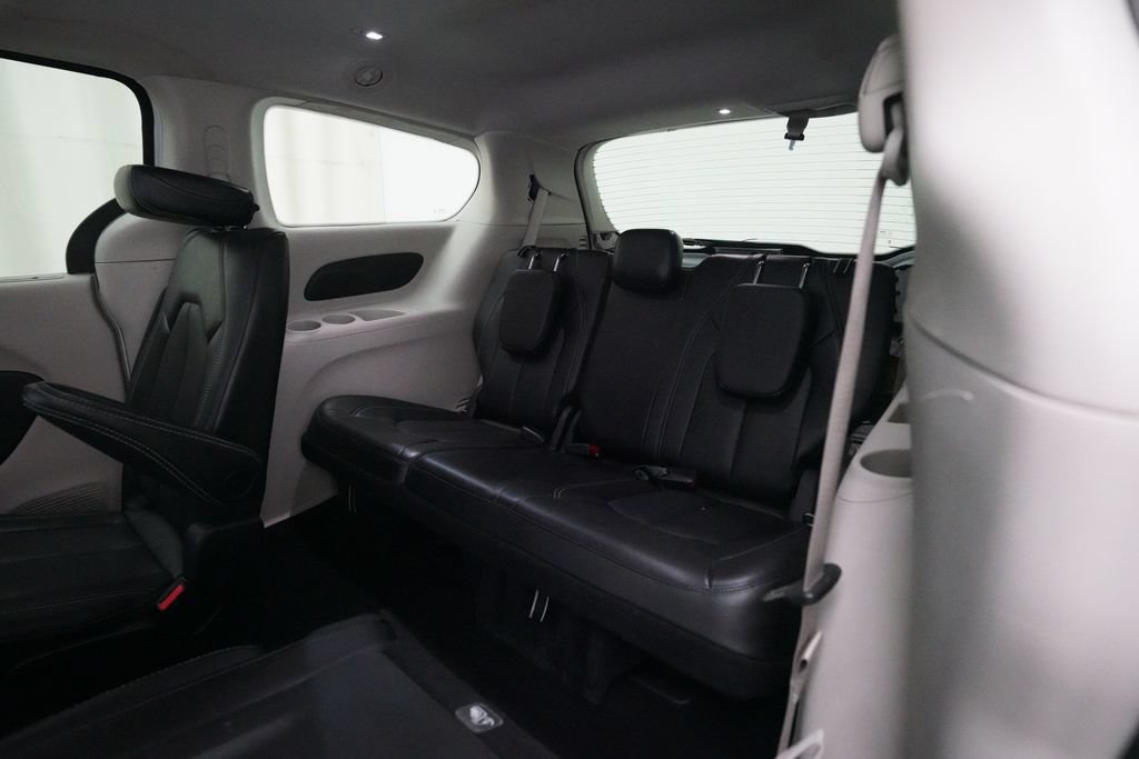 Used 2024 Chrysler Pacifica Touring-L FWD image 17