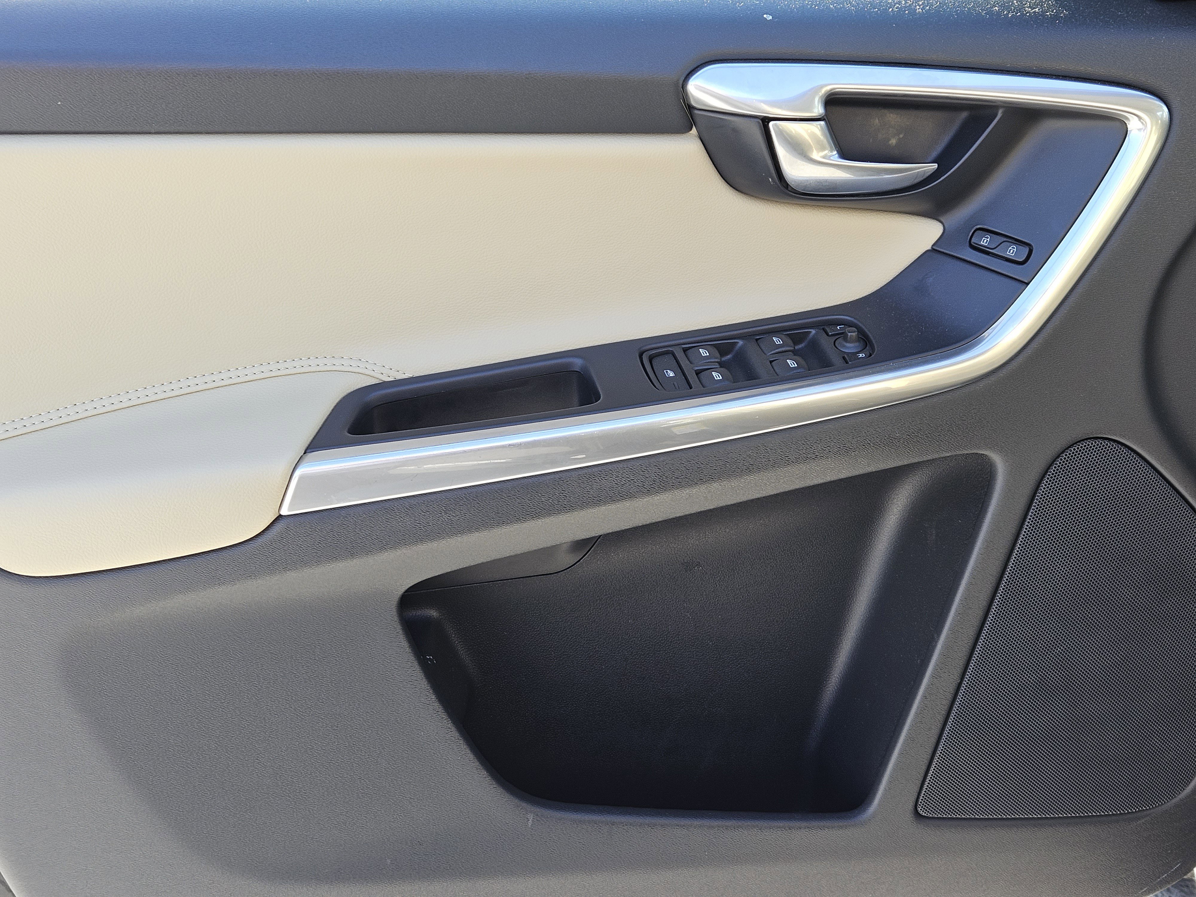 Used 2016 Volvo XC60 T5 Premier image 25