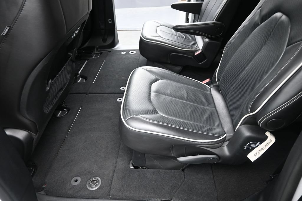Used 2025 Chrysler Pacifica Limited FWD image 15