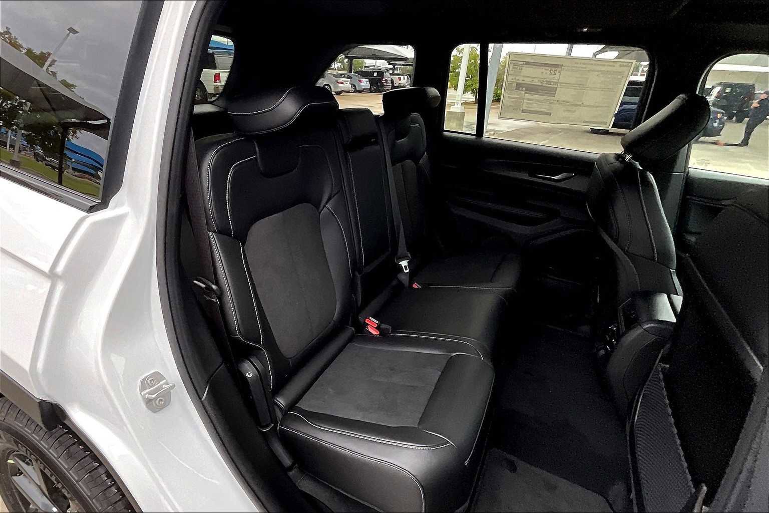 New 2025 Jeep Grand Cherokee Altitude image 21