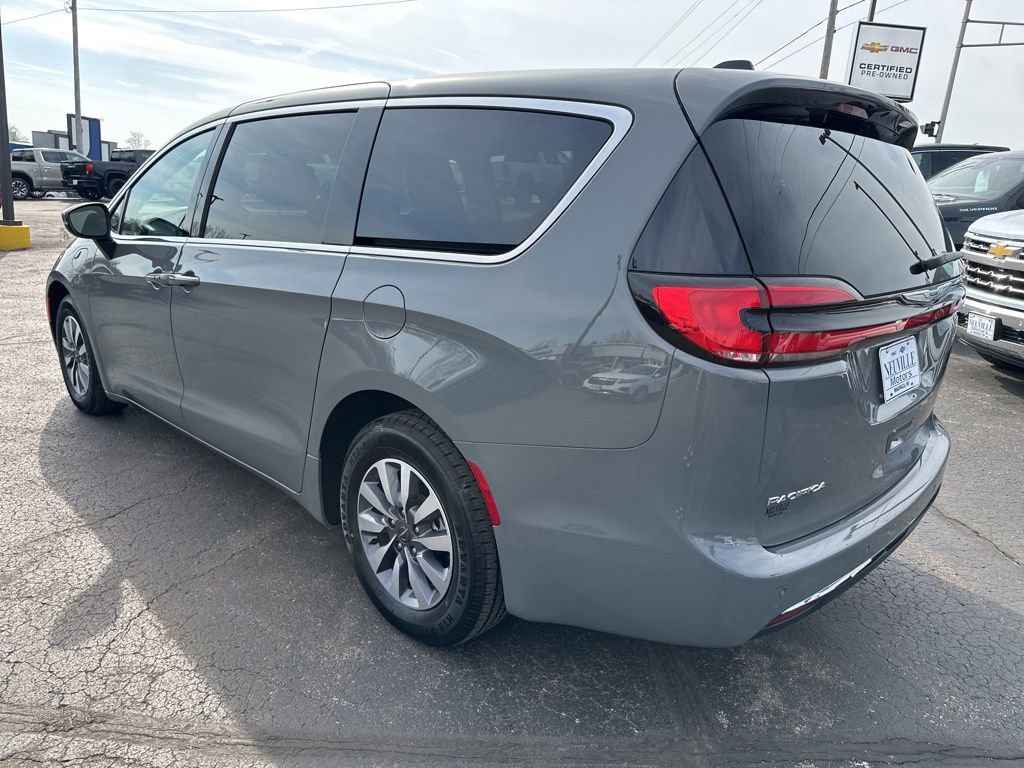 Used 2023 Chrysler Pacifica Touring-L image 5