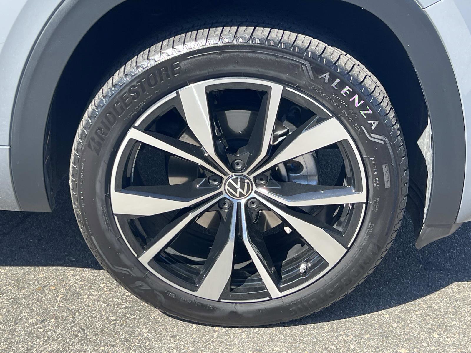 Certified 2025 Volkswagen Atlas SEL Premium R-Line image 33