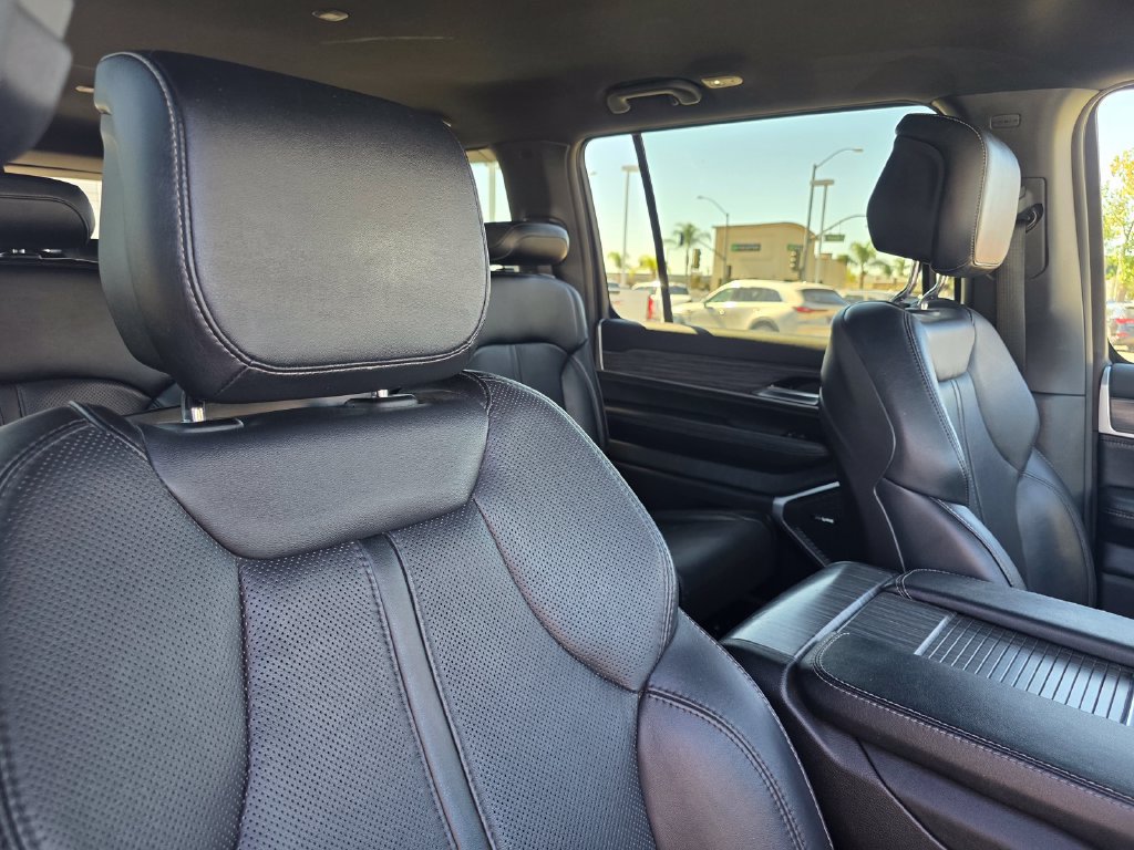 Certified 2024 Jeep Wagoneer L Series II w/ Flexible Seating Group RWD image 22