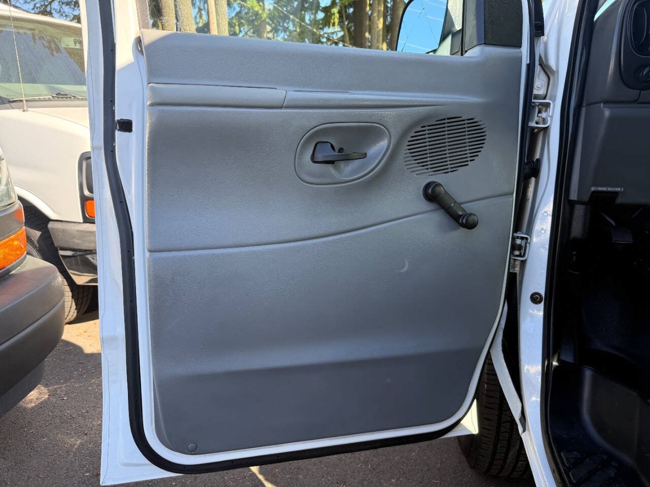 Used 2006 Ford E-350 and Econoline 350 Super Duty RWD image 24