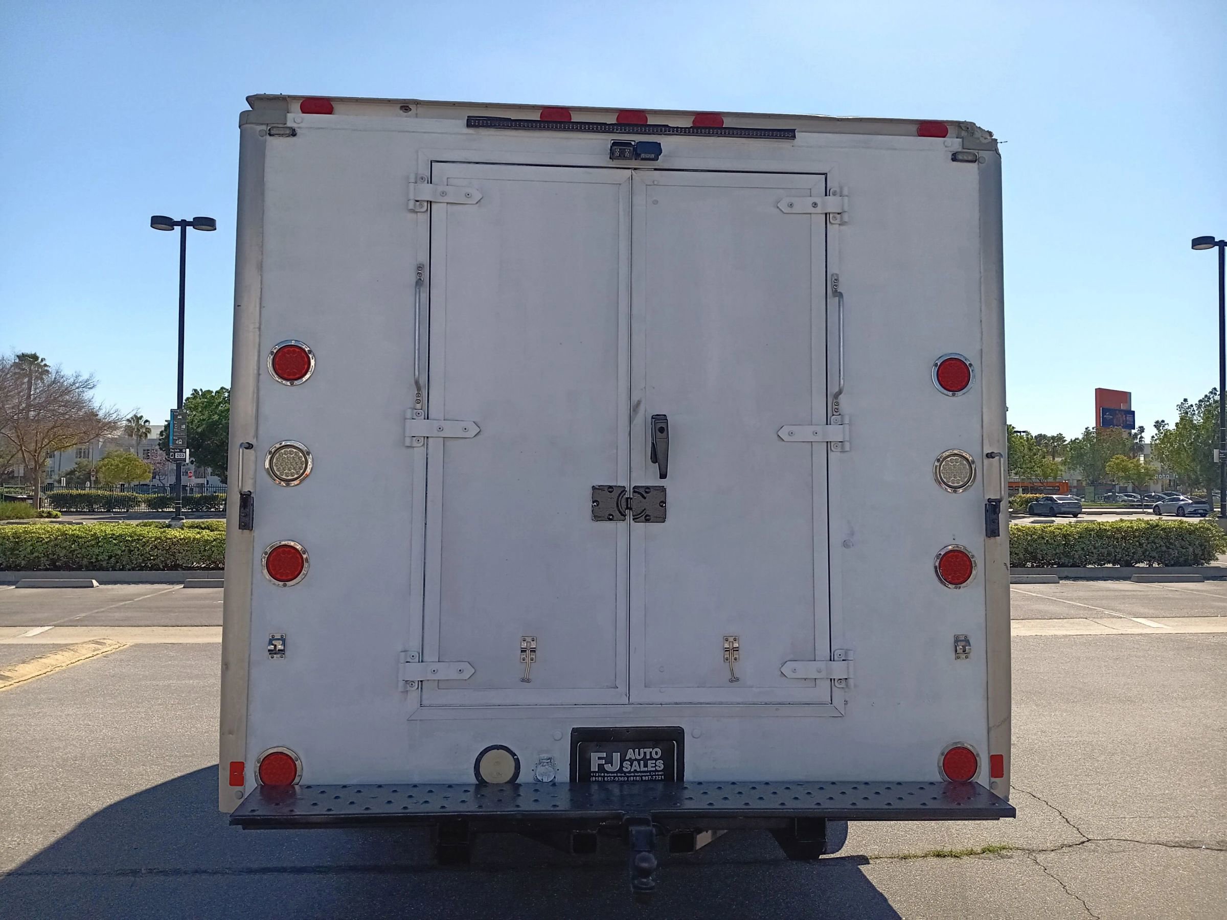Used 2013 Ford E-450 and Econoline 450 Super Duty w/ Interior Upgrade Pkg RWD image 9