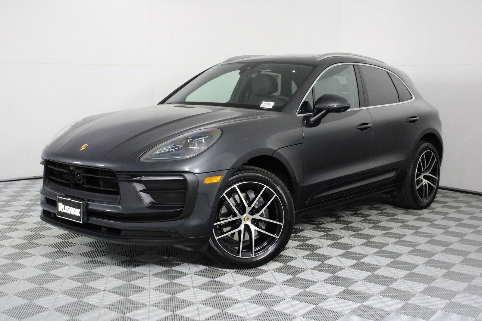 Certified 2025 Porsche Macan AWD/4WD image 1