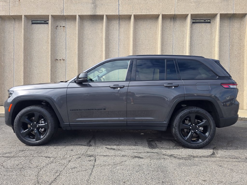 Used 2023 Jeep Grand Cherokee Altitude AWD/4WD image 14
