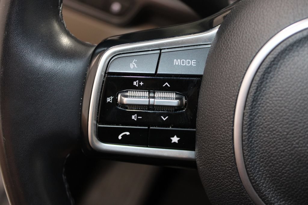Used 2025 Kia Carnival FWD image 21