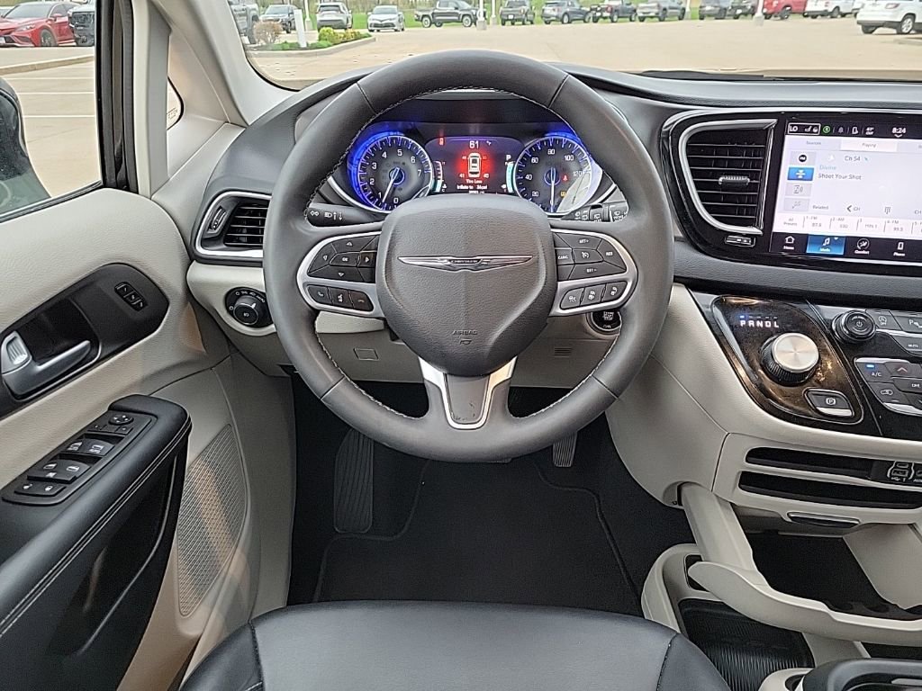Used 2024 Chrysler Pacifica Touring-L FWD image 12