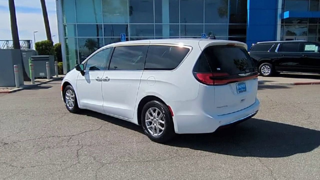 Used 2024 Chrysler Pacifica Touring-L image 6