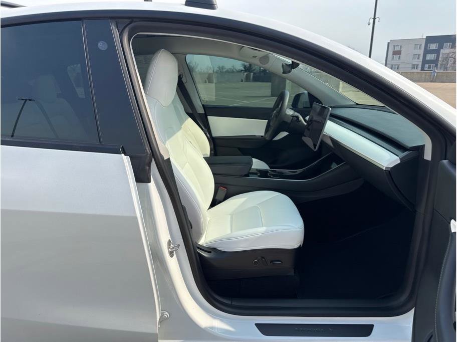 Used 2021 Tesla Model Y Long Range image 10