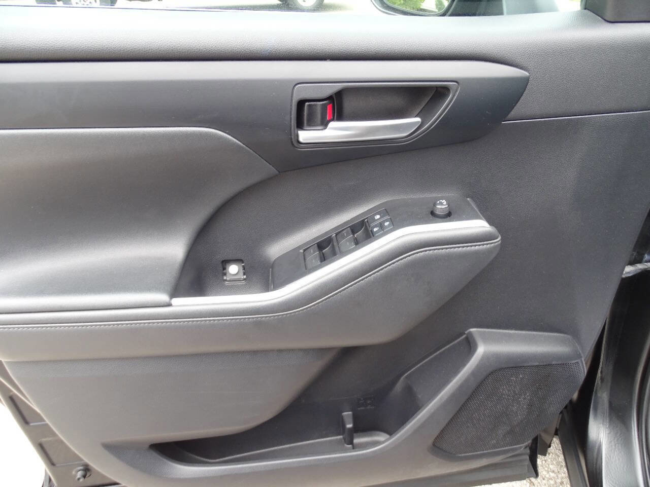 Used 2021 Toyota Highlander XLE image 14