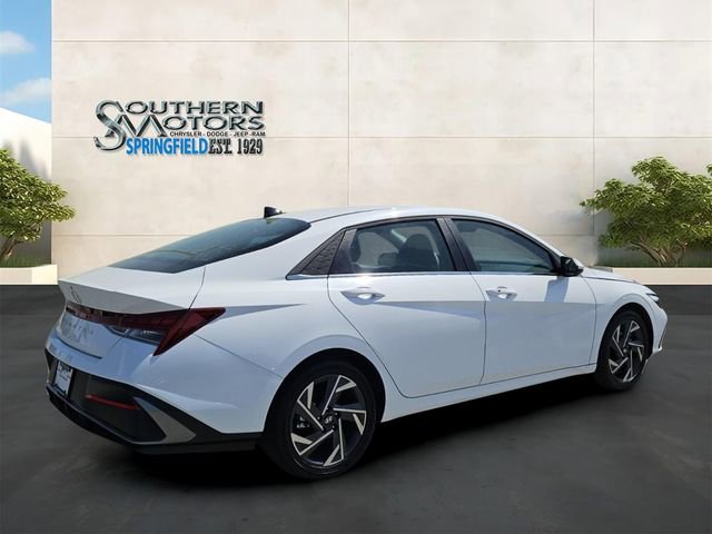 Used 2025 Hyundai Elantra SEL FWD image 5