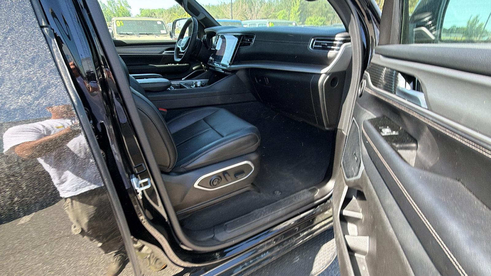 Used 2025 Jeep Wagoneer Series II w/ Premium Group I AWD/4WD image 19