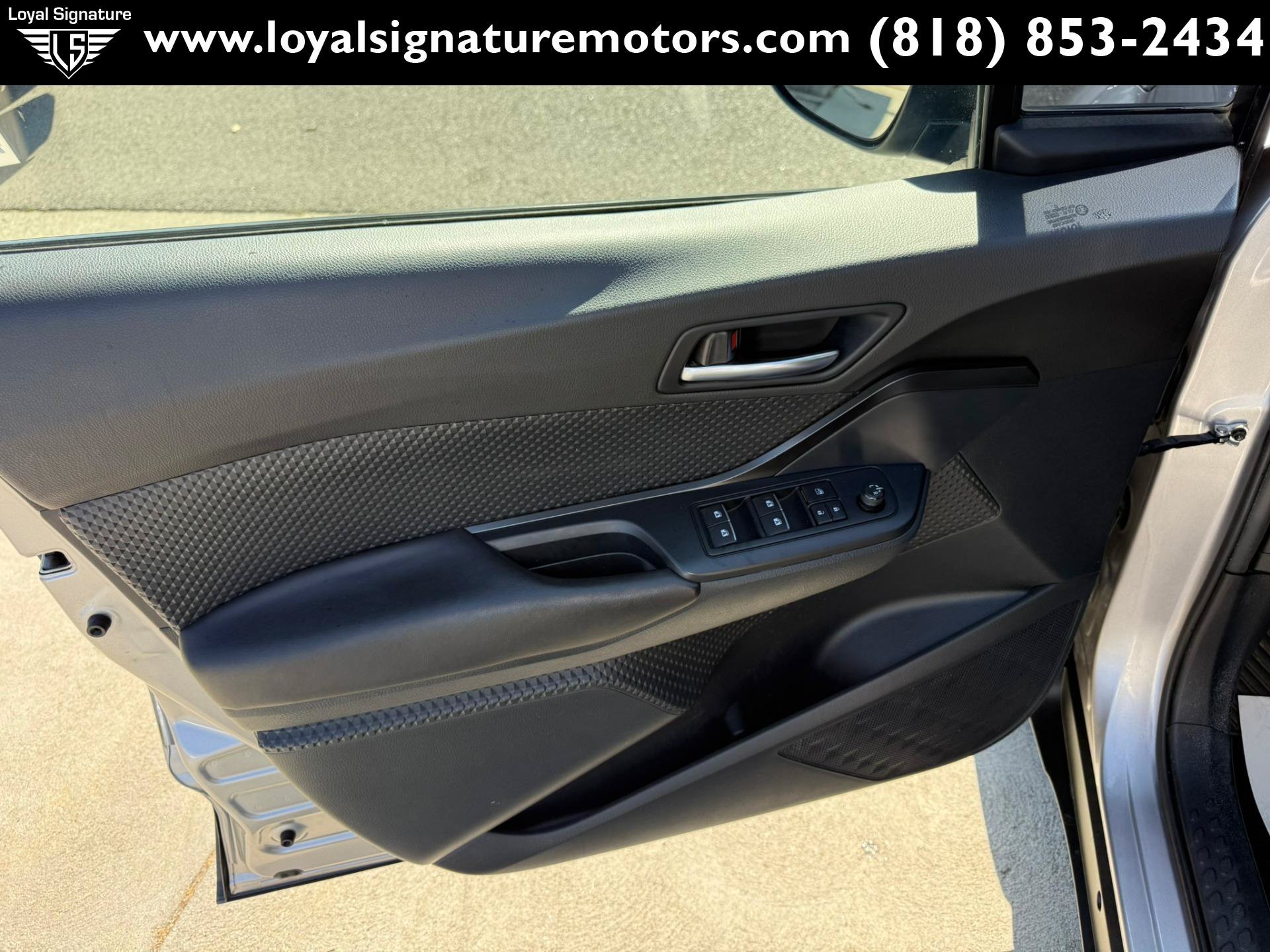 Used 2018 Toyota C-HR XLE FWD image 16