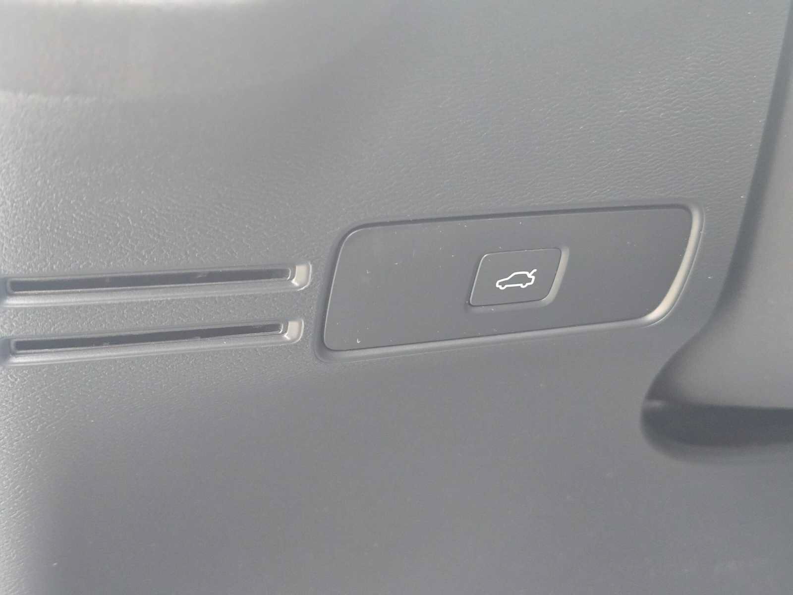 Used 2023 Volvo XC40 Recharge Ultimate AWD/4WD image 25