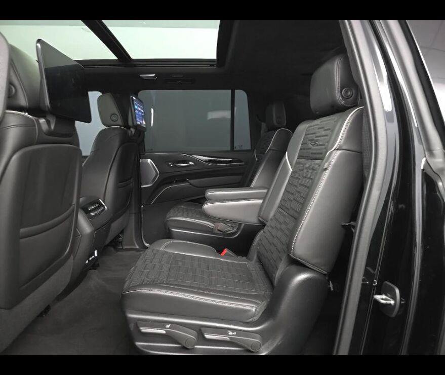 Used 2023 Cadillac Escalade ESV V AWD/4WD image 7