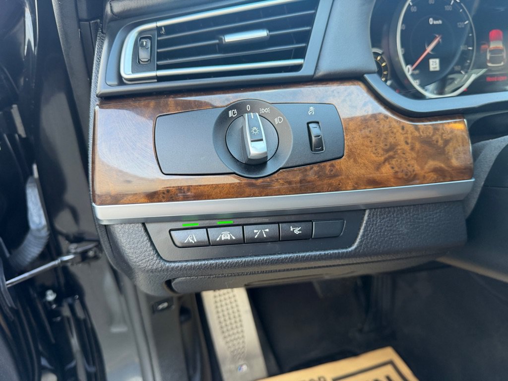 Used 2014 BMW 750Li xDrive AWD/4WD image 26