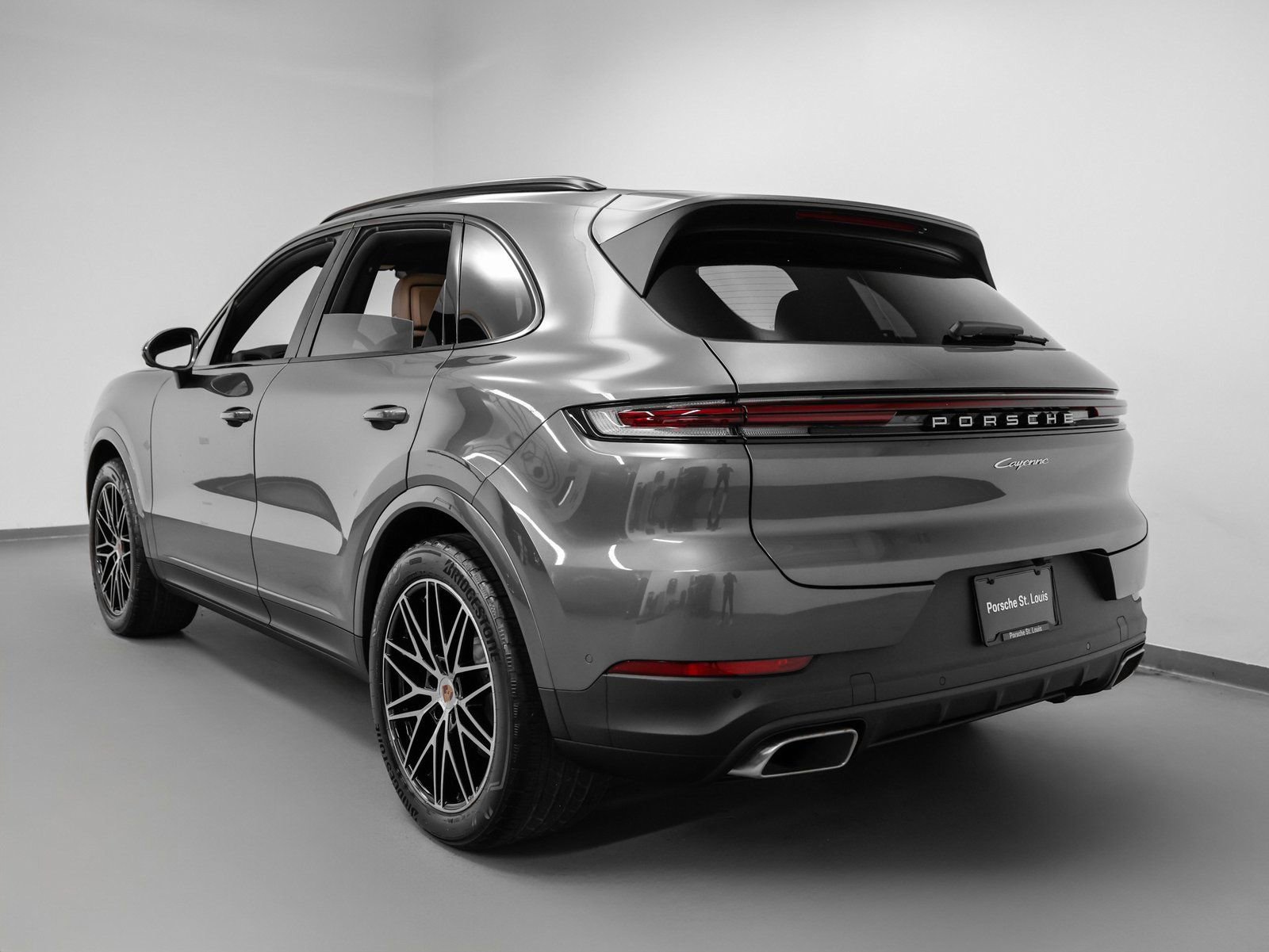 Certified 2025 Porsche Cayenne image 3