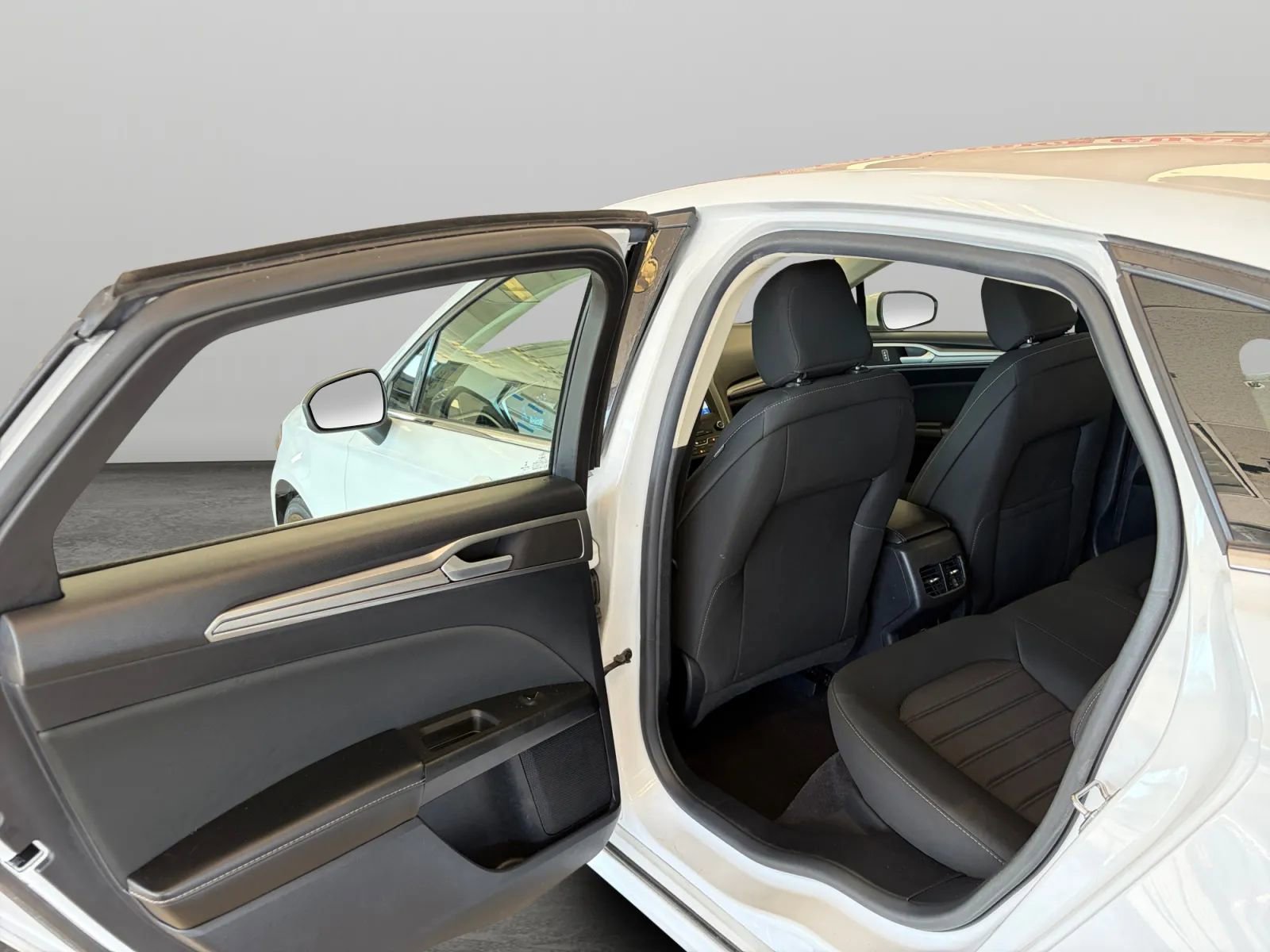 Used 2020 Ford Fusion SE FWD image 14