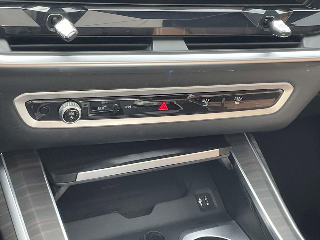 Used 2025 BMW X7 M60i w/ Executive Package image 27