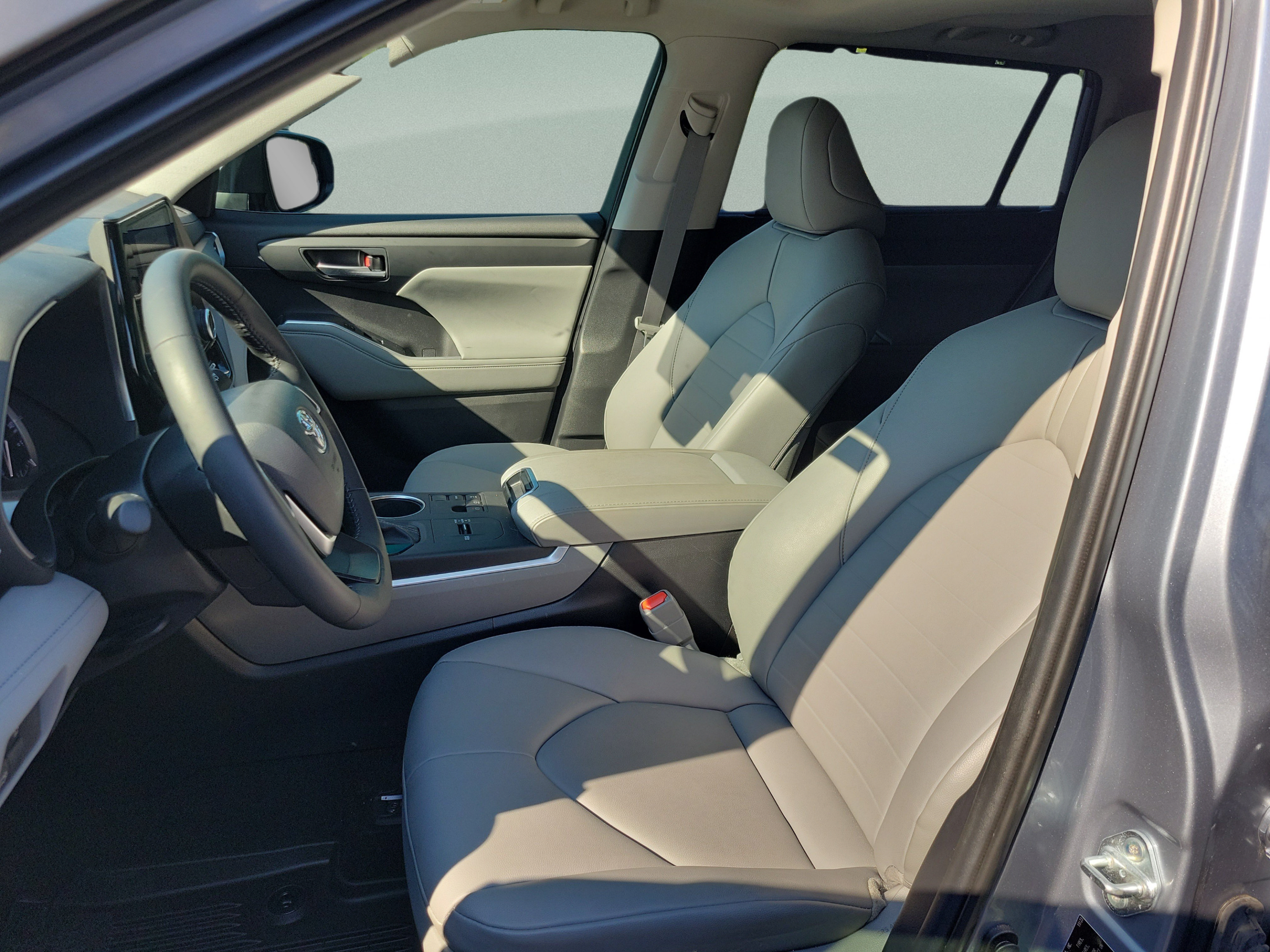Used 2024 Toyota Highlander XLE FWD image 9