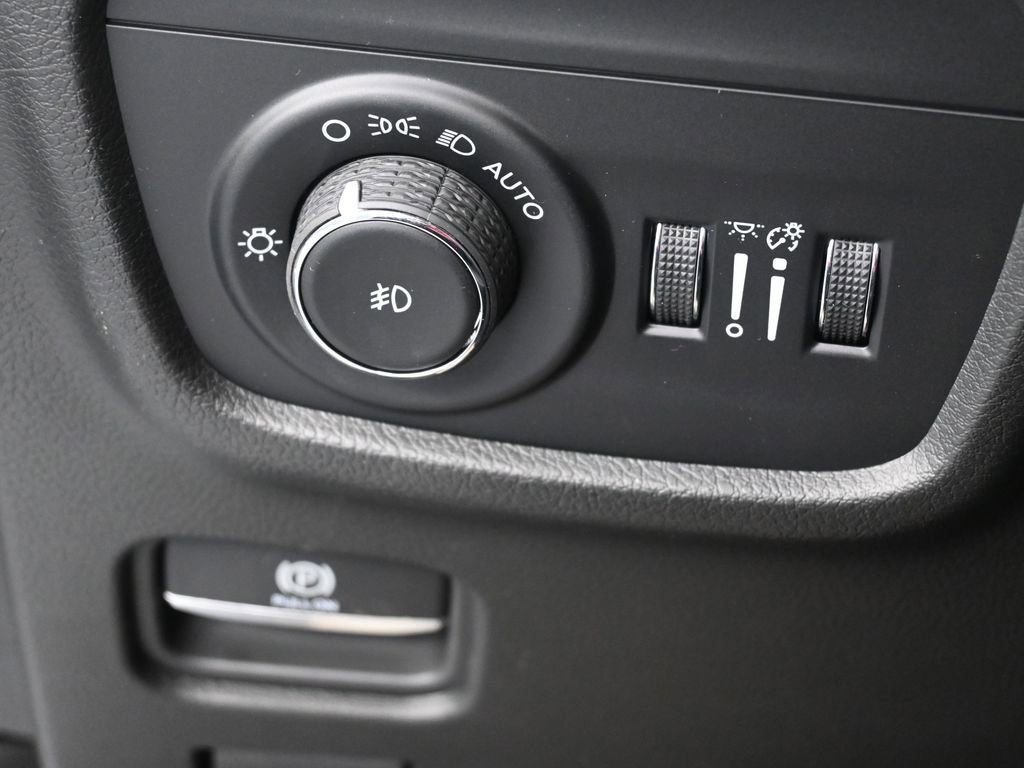 New 2025 Jeep Grand Cherokee Limited w/ Luxury Tech Group II image 24