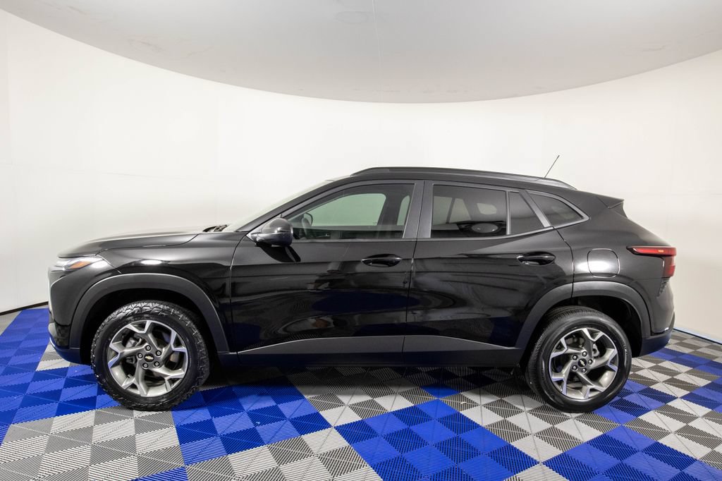 Used 2025 Chevrolet Trax LT FWD image 7