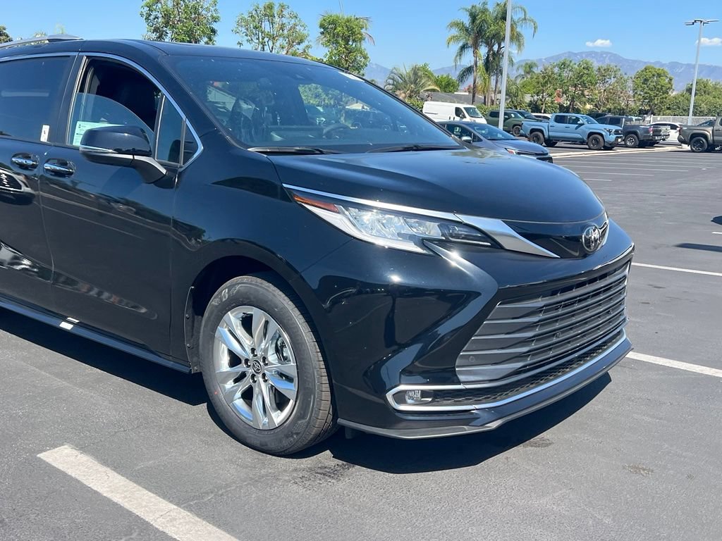 Used 2026 Toyota Sienna Limited FWD image 8