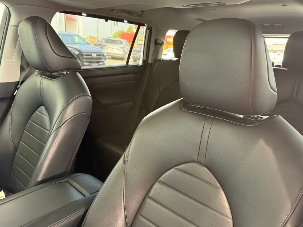Used 2024 Toyota Highlander XLE AWD/4WD image 24